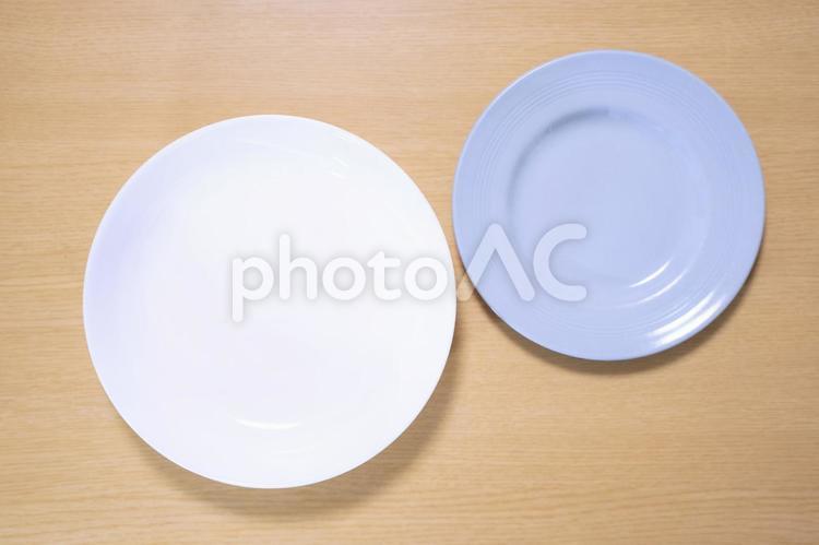 白いお皿と青いお皿-丸皿 皿,お皿,食器の写真素材