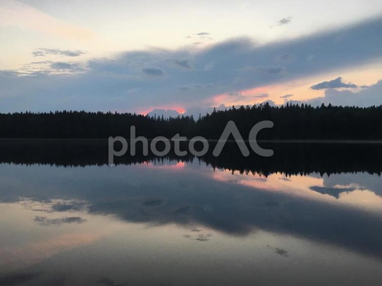 みずうみとゆうぐれ 湖,反射,水域の写真素材