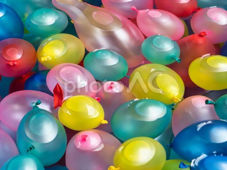 水面一杯に浮かんだカラフルな水風船 水風船,風船,夏の写真素材