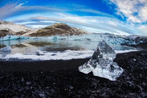 浜辺の氷とスカフタフェットル氷河 浜辺の氷とスカフタフェットル氷河 氷,氷塊,黒い砂の写真素材