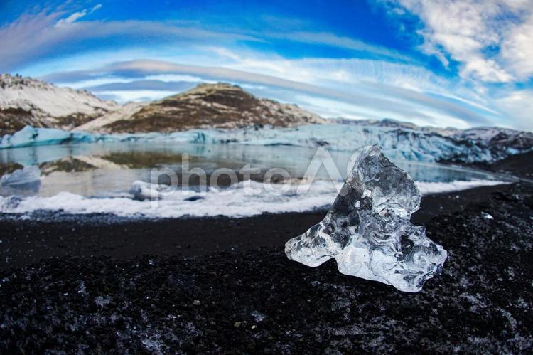 浜辺の氷とスカフタフェットル氷河 氷,氷塊,黒い砂の写真素材