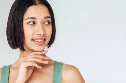 じっくり見る女性 じっくり見る女性 女性,1人,余白の写真素材