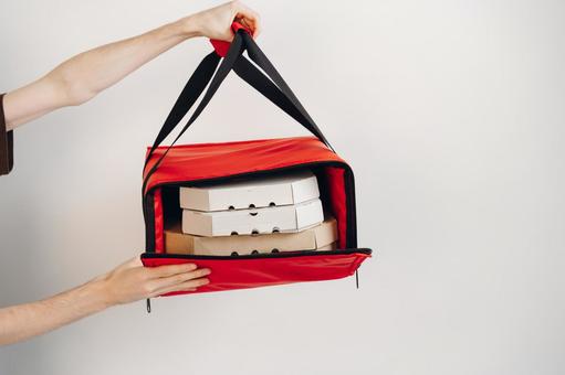 保温ピザバッグを開けて見せる 配達,フードデリバリー,テイクアウトの写真素材