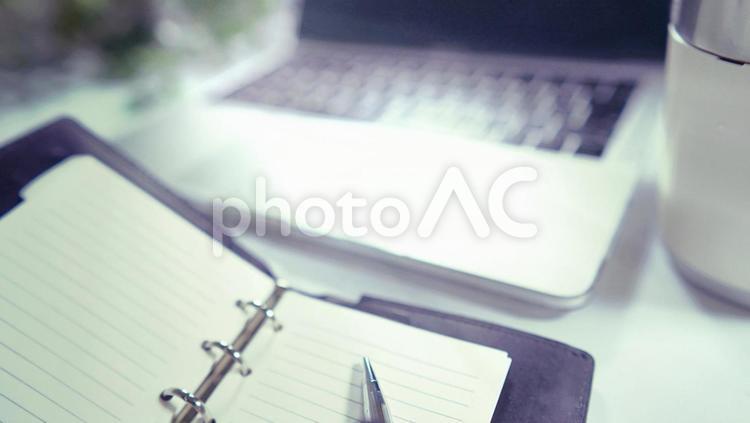 パソコンと手帳、仕事中　 パソコン,手帳,メモ帳の写真素材