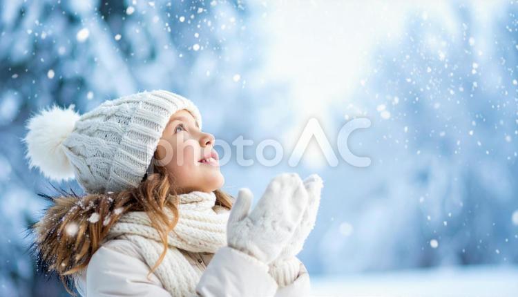 はじめての雪に見とれて 雪,子供,空の写真素材