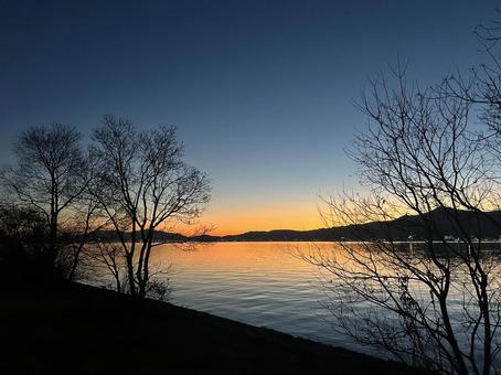 黄昏時 夕暮れ,夕焼け,湖の写真素材