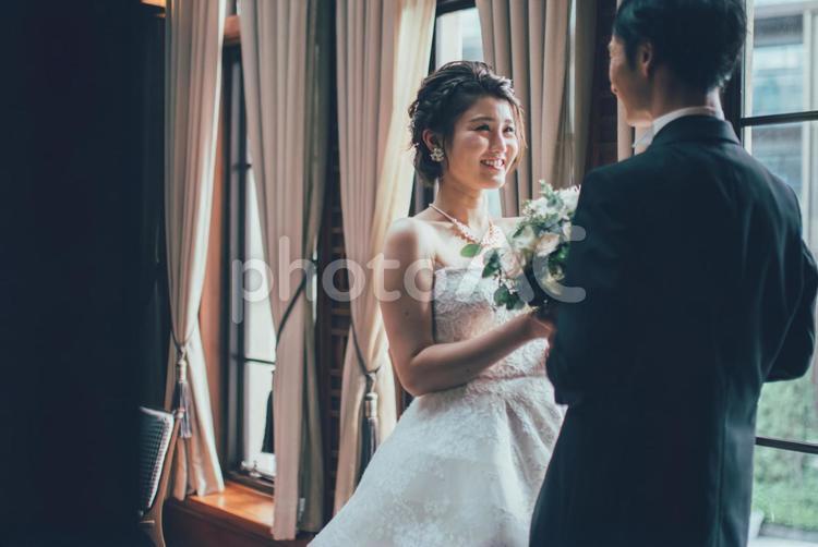 手を取り合う新郎新婦13 結婚式,披露宴,ウェディングの写真素材