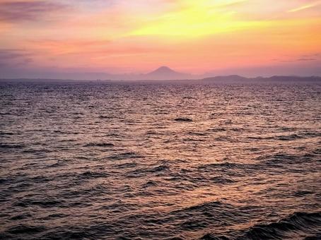 東京湾フェリーから眺める夕焼けの富士山 東京湾フェリーから眺める夕焼けの富士山の写真