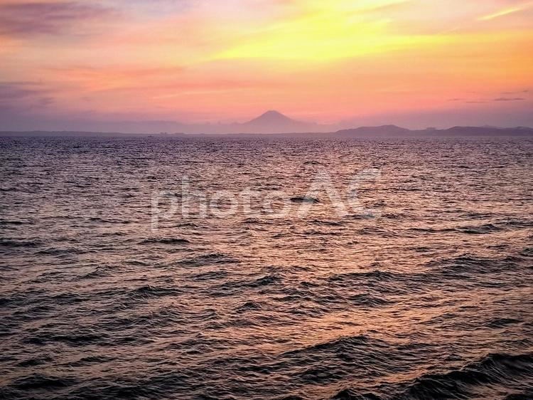 東京湾フェリーから眺める夕焼けの富士山 東京湾フェリーから眺める夕焼けの富士山 富士山,シルエット,東京湾フェリーの写真素材