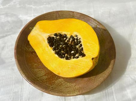 ただ今が食べごろ完熟パパイヤをカット(横 ただ今が食べごろ完熟パパイヤをカット(横の写真