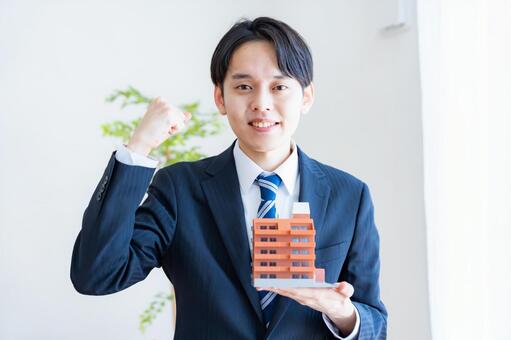 マンションの模型を持つ男性 建築士,設計士,賃貸の写真素材