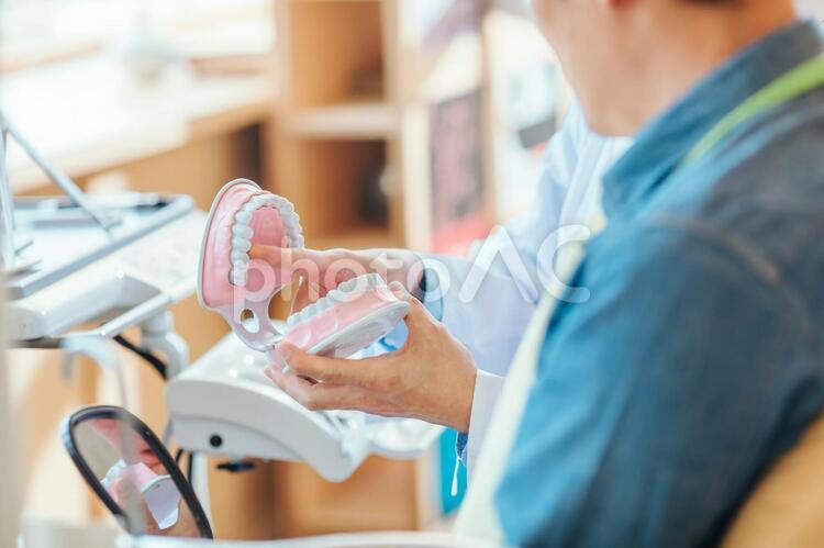 男性医師と患者 歯医者,歯科医院,ブラッシングの写真素材