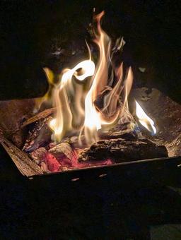 キャンプで焚き火 キャンプで焚き火 焚火,たき火,炎の写真素材