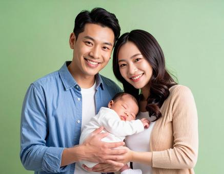 赤ちゃんを抱く幸せそうな夫婦 赤ちゃんを抱く幸せそうな夫婦の写真