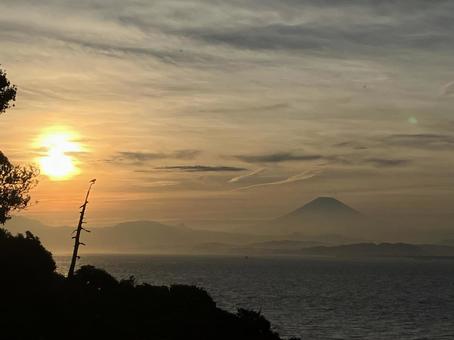 夕陽と富士 夕陽と富士 富士山,夕陽,海の写真素材