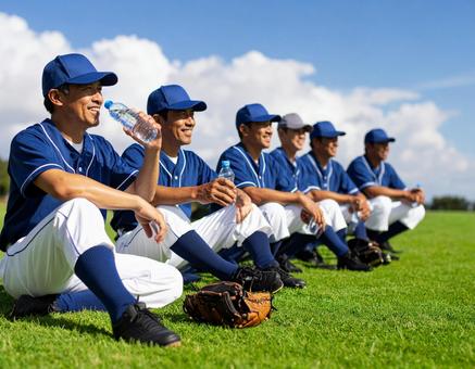 熱中症予防の給水タイム・夏の草野球練習 熱中症予防の給水タイム・夏の草野球練習の写真