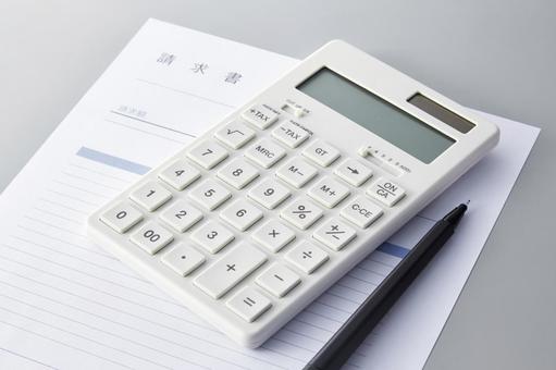 請求書の計算 請求書,電卓,計算の写真素材