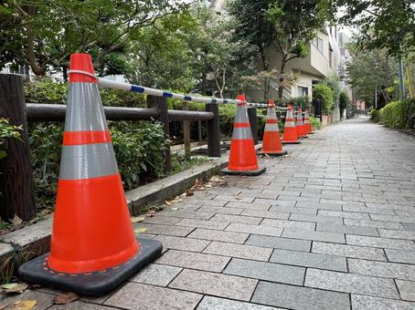 神田川9月:立入禁止パイロン 2025 神田川9月:立入禁止パイロン 2025 パイロン,円錐形,保安器具の写真素材