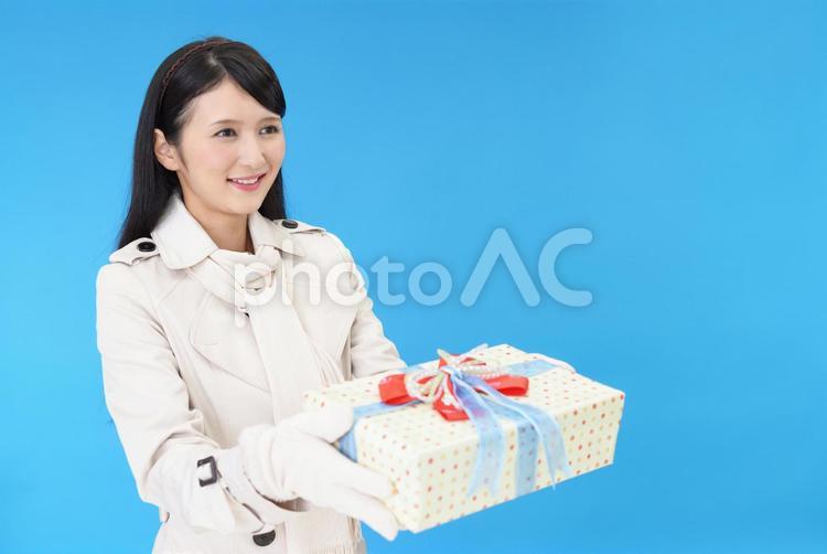 プレゼントを持つ笑顔の女性 女性,女,プレゼントの写真素材