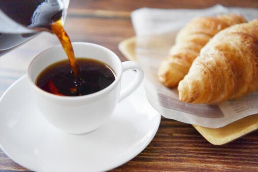 コーヒーをそそぐイメージ コーヒー,coffee,カフェインの写真素材