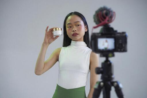 美容クリームを紹介するクールな女性 女性,商品紹介,容器の写真素材
