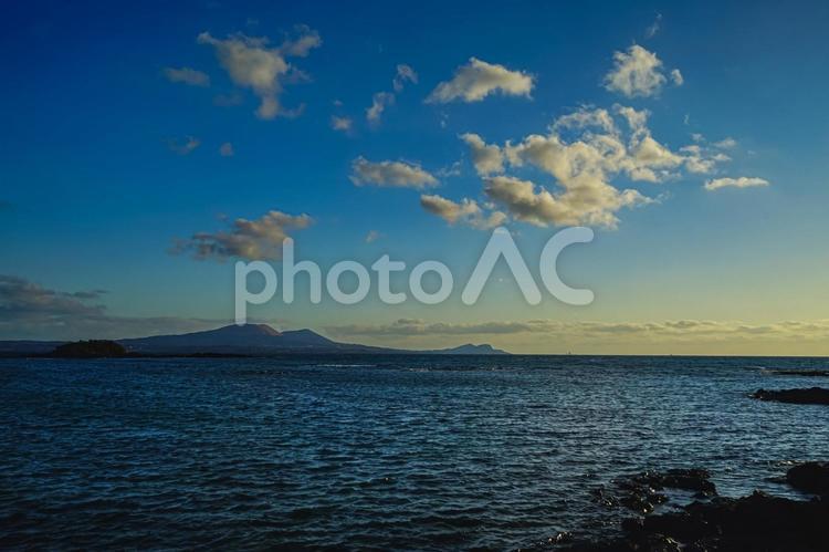 ＜五島の夜明け＞富江から眺める鬼岳 空,風景,海の写真素材