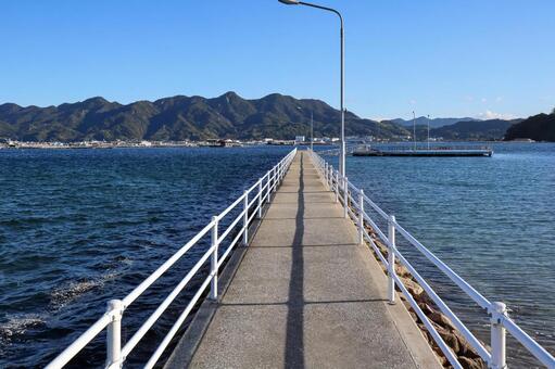 桟橋に続く橋（江田島） 橋,道,海の写真素材