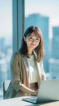 ノートパソコンを使用する女性会社員 ノートパソコンを使用する女性会社員の写真