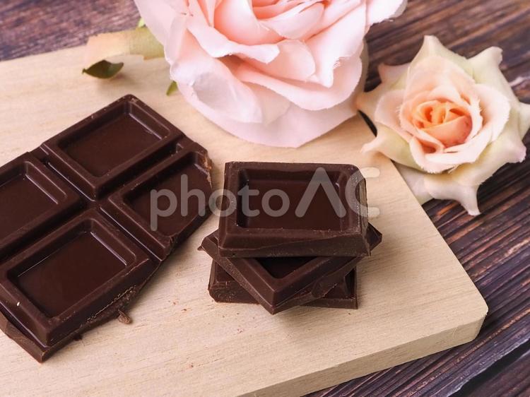 割った板チョコレート チョコレート,板チョコレート,ビターチョコの写真素材