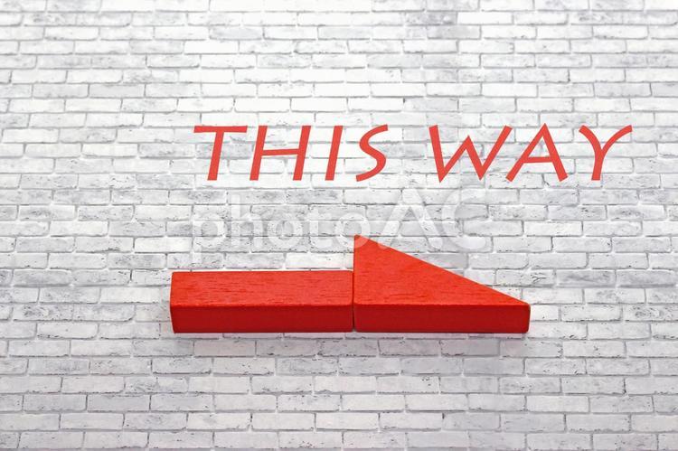 こっち　道しるべ　thisway こっち,道しるべ,案内の写真素材