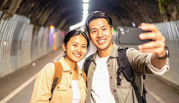 旅行先で記念撮影するカップルの写真