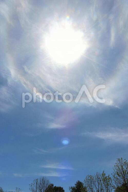 055　幻日環・太陽の環の虹 太陽,環の虹,青空の写真素材