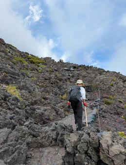 登山する少年 登山する少年 富士山,登山,富士山登山の写真素材