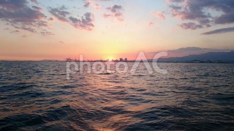 水平線上の夕日 夕日,夕焼け,海の写真素材