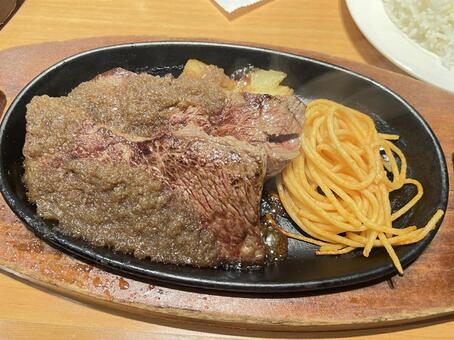 ステーキとパスタ お肉,ステーキ,鉄板の写真素材