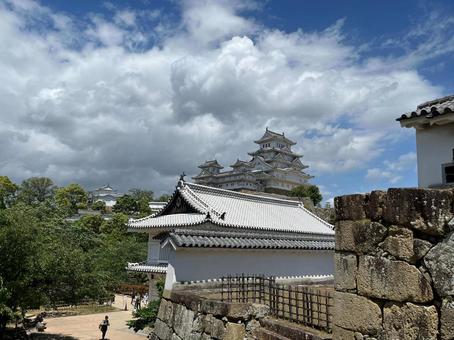 曇り空の下の姫路城 曇り空の下の姫路城 塀,石垣,城の写真素材