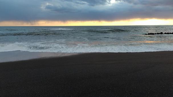 夕暮れの波打ち際 海岸,海,波の写真素材