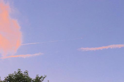 夕方の飛行機雲の写真