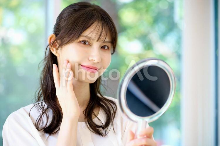 鏡を持つ若い女性　主婦 女性,美容,主婦の写真素材