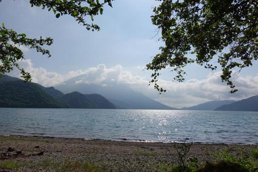 中禅寺湖畔から見る男体山 中禅寺湖畔から見る男体山 中禅寺湖畔,中禅寺湖,森の写真素材