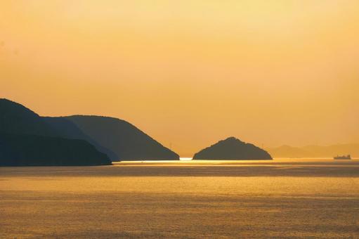 7月中旬のサンポート高松からの瀬戸内海 7月中旬のサンポート高松からの瀬戸内海 光,太陽,海の写真素材
