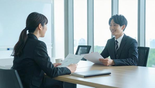 相談に乗る先輩社員 相談に乗る先輩社員の写真