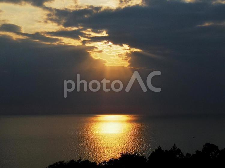 夕暮れと海 海,夕暮れ,天使のはしごの写真素材