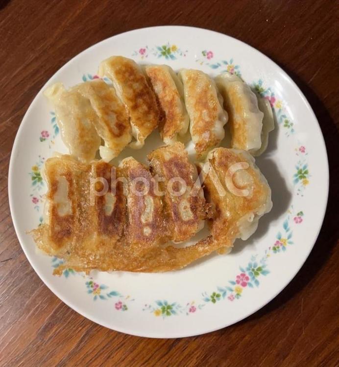 R7.06.28　焼き餃子 2 焼き餃子,焼きギョウザ,餃子の写真素材