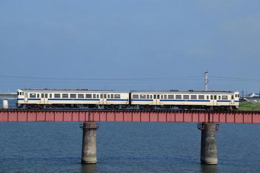 大淀川鉄橋を渡るキハ47形気動車列車 大淀川鉄橋を渡るキハ47形気動車列車の写真