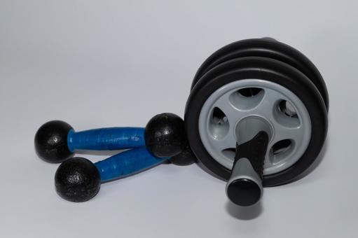 ダンベルと腹筋ローラーのフィットネス器具 ダンベル,腹筋ローラー,アブローラーの写真素材