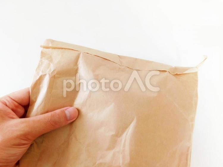 小包封筒を持つ手 小包封筒,小包,封筒の写真素材