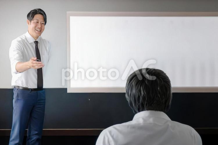 講義する爽やかな男性 男性,シャツ,ネクタイの写真素材