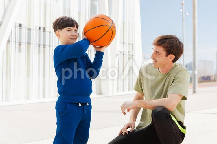 ボールを持っている男の子と見つめる父の横顔 親子,人物,父の写真素材
