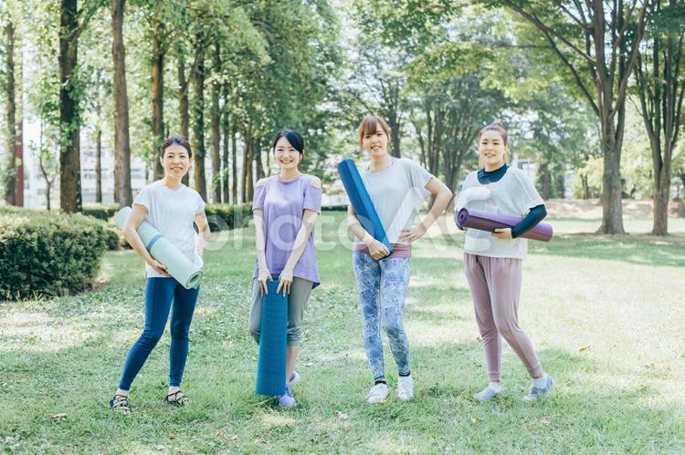 外ヨガ・パークヨガ・森林浴・ヨガ教室をする女性たち（正面） ヨガ,外ヨガ,運動の写真素材